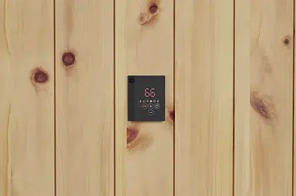 Detailaufnahme einer Saunasteuerung, Touchbedienung, maßgeschneiderte Saunen für Innen und Außen