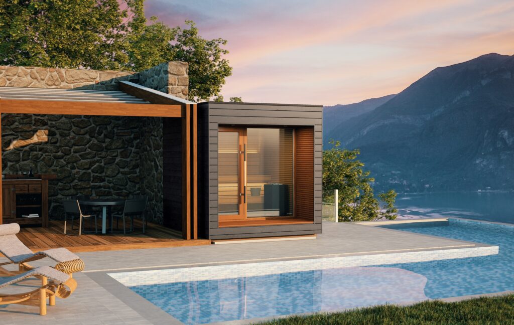 Außensauna Arti, Einzelanfertigung, Milieubild von vorne mit Pool und Terasse